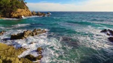 Uçsuz bucaksız uçurumları ve fırtınalı denizleriyle Spains 'in büyüleyici deniz kıyısını görün. Bu dramatik sahne güneşli bir günün ışıltısı altında dinamik ve ehlileştirilmemiş