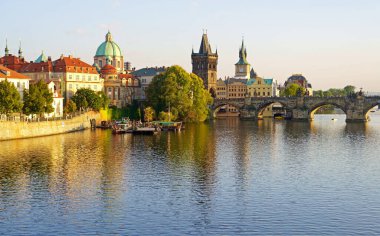 Prag - Charles Bridge, Çek Cumhuriyeti. Çek Cumhuriyeti 'nin Prag kentindeki Vltava Nehri üzerindeki Eski Şehir İskelesi ve Charles Köprüsü' nün mimarisi üzerinde manzaralı gün batımı.