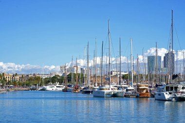 Barcelona, İspanya: Güneşli bir günde Rambla de Mar 'dan Barcelona' daki Port Vell limanına.