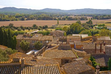 İspanya. Costa Brava kıyıları. Katalonya. Küçük bir kasabanın sokakları. İspanya 'daki eski bir köy. Büyüleyici eski sokaklar.