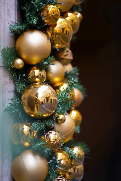 Karácsonyi Utcai Dekoráció Karácsonyi Labdák Faágakon Téli Város Utcáin Finoman Jogdíjmentes Stock Fotók