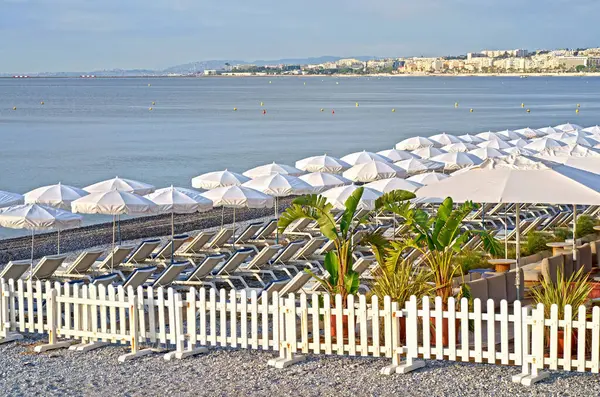 Francia Bello Bella Spiaggia Con Sdraio Ombrelloni Bianchi Palme Spiaggia — Foto Stock