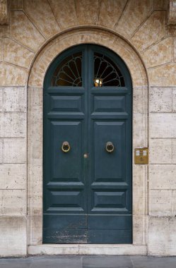 Roma 'nın kapıları. Şehir caddesinde ya da şehir ortamında halka açık bir yerde klasik ahşap kapı..