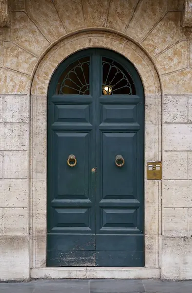ローマの扉 古典的な古い木製のドアは 市街地または都市環境の公共の場所に ストック画像