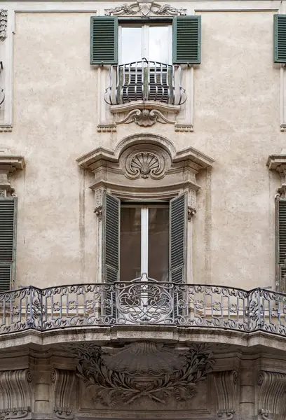 Fenster Von Rom Klassische Alte Holzfenster Mit Rollläden Einem Öffentlichen Stockfoto