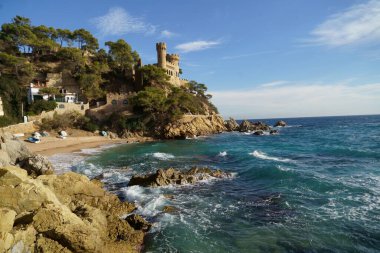 İspanya. Costa Brava kıyıları. Katalonya. Lloret de Mar. Akdeniz 'de. Güzel kayalar. Bir deniz dalgası kıyıya vuruyor.