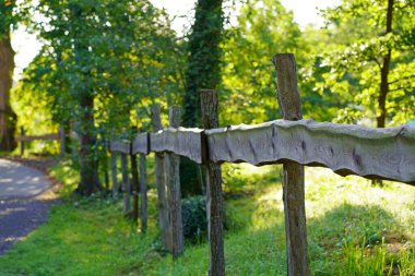 Manzarada uzun kırsal ahşap çitler