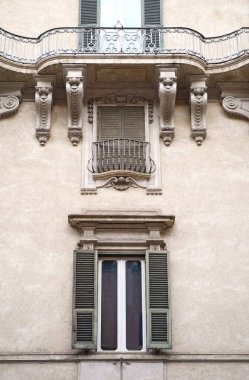 Roma 'nın pencereleri. Şehir caddesinde halka açık bir yerde panjurları olan klasik ahşap pencereler..