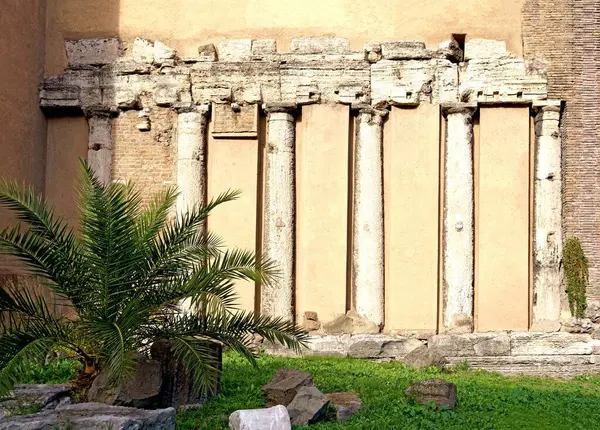 Στην Ιταλία Ρώμη Σύγχρονη Πόλη Και Ερείπια Ερείπια Μιας Αυτοκρατορίας — Φωτογραφία Αρχείου