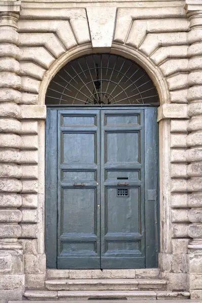 Drzwi Rzymu Klasyczne Stare Drewniane Drzwi Miejscu Publicznym Ulicy Miejskiej — Zdjęcie stockowe
