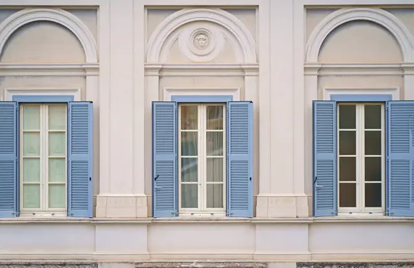 Okna Říma Klasická Stará Dřevěná Okna Modrými Okenicemi Veřejném Místě Stock Fotografie