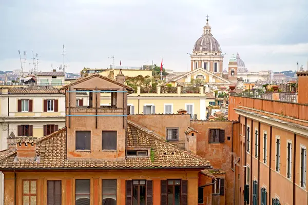 Les Fenêtres Rome Vieilles Fenêtres Classiques Bois Avec Volets Dans Images De Stock Libres De Droits