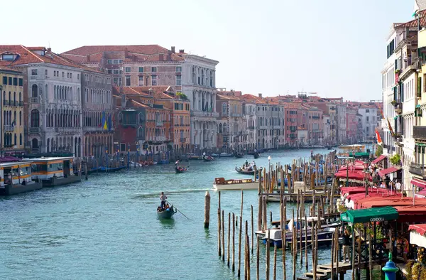 Venetië Italië September 2023 Veerboten Gondels Varen Een Warme Dag Rechtenvrije Stockfoto's