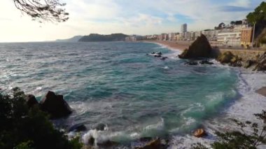 Uçsuz bucaksız uçurumları ve fırtınalı denizleriyle Spains 'in büyüleyici deniz kıyısını görün. Bu dramatik sahne güneşli bir günün ışıltısı altında dinamik ve ehlileştirilmemiş