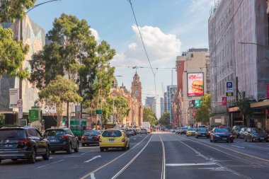 Melbourne, Avustralya - 23 Mart 2019: Melbourne şehir merkezindeki Flinders Caddesi 'nde ünlü binalar ve trafik.