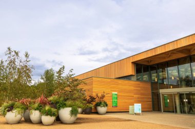 Worsley, Manchester, İngiltere - 11 Ekim 2022: Larch ahşap kaplı The Welcome Building of RHS Garden Bridgewater, Manchester yakınlarında.