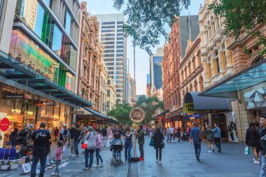Sydney, Avustralya - 31 Mart 2019: Pitt Street Mall, Avustralya 'nın New South Wales kentindeki Sydney merkez ticaret bölgesinde yer alan Pitt Sokağı' nın yayalara ayrılmış bir bölümüdür..
