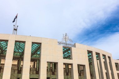 CANBERRA, AUSTRALIA - 28 Mart 2019: Canberra Parlamento Binası 'nın tepesinde bir kanguru, bir devekuşu ve bir kalkanın yer aldığı Avustralya arması.