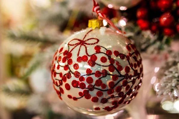 Altın Kırmızı Büyük Noel Süslemeleri Noel Ağacında Asılı — Stok fotoğraf