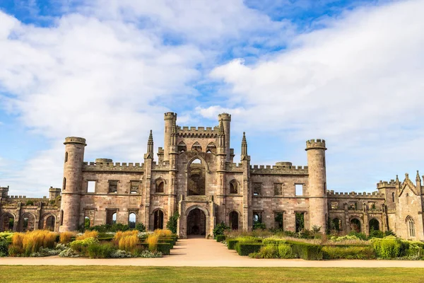 英国湖区的洛瑟城堡及其花园的废墟是受欢迎的旅游胜地 — 图库照片