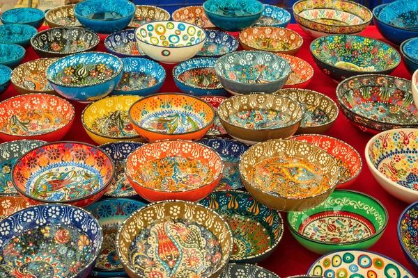 Platos Elaborados Mano Colores Brillantes Exhibición Del Mercado Oriental —  Fotos de Stock
