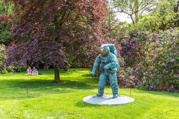 Wakefield Yorkshire Großbritannien Mai 2023 Bronze Eroded Astronaut 2022 Skulptur lizenzfreie Stockfotos
