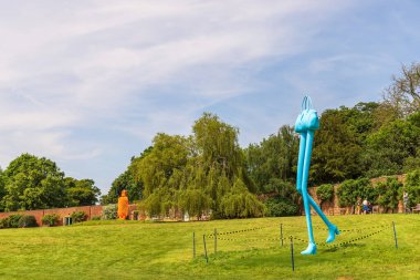 Wakefield, İngiltere - 29 Mayıs 2023: Erwin Wurm, Step (Big), 2021 'deki Trap of the Truth sergisi için sahne ayarı. Yorkshire Heykel Parkı 'na kurulum.