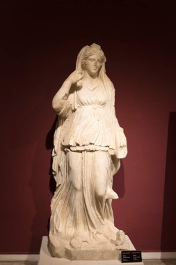 Antalya, Türkiye - 17 Ocak 2024: Türkiye 'nin Antalya kentindeki Arkeoloji Müzesinde sergilendiği üzere Selene' nin Greko Roma heykeli.