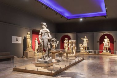 Antalya, Türkiye - 17 Ocak 2024: Antalya Arkeoloji Müzesindeki Tarihi Greko-Romen heykelleri.