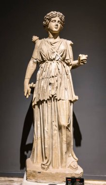Antalya, Türkiye - 17 Ocak 2024: Artemis 'in mermer heykeli de Antalya müzesindeki av, vahşi doğa, doğa, bitki örtüsü ve doğum tanrıçası Diana' nın heykeli.