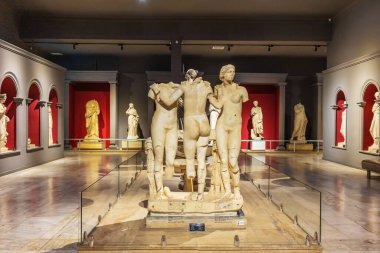 Antalya, Türkiye - 17 Ocak 2024: Antalya Müzesi 'ndeki antik heykeller veya Türkiye' nin en büyük müzelerinden biri olan Antalya Arkeoloji Müzesi.