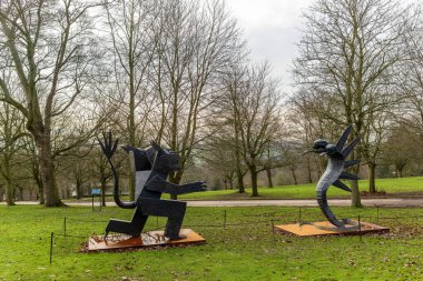 Wakefield, İngiltere - 7 Şubat 2024: Jordy Kerwick 'in bronz heykeli: Hydra vs Bear YSP' de sergilendiği gibi.