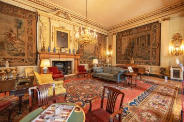 Stockport, İngiltere - 28 Ağustos 2022: Cheshire, İngiltere 'deki tarihi Lyme Hall' daki savurgan döşeli odalardan biri.