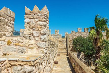 Türkiye 'deki tarihi Marmaris Şatosu' nda korumalı yürüyüş yolu da yarıldı.