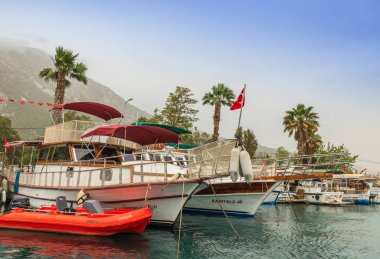 Akyaka, Türkiye - 25 Nisan 2024: Türkiye 'nin Mugla ilinin Akyaka ilçesindeki Azmat Nehri' ne demirlemiş tekneler.