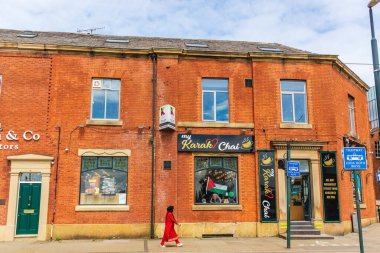 Manchester, İngiltere - 17 Temmuz 2024: Filistin bayrağı vitrininde sergilenen çok kültürlü tarihi Oldham kentinde sokak sahnesi.