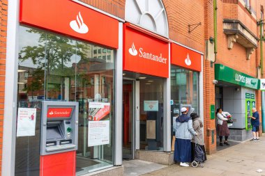 Manchester, İngiltere - 17 Temmuz 2024: Oldham Spindles Şehir Meydanı Alışveriş Merkezi 'ndeki Santander and Lloyds bankaları.