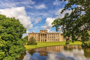 Disley, Stockport, İngiltere - 7 Eylül 2022: Resmi bahçelerle çevrili Lyme Hall malikanesi ve İngiltere 'nin Stockport yakınlarındaki Peak District Ulusal Parkı' nda bir geyik parkı.