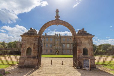 Disley, Stockport, İngiltere - 7 Eylül 2022: Geyik parkından Stockport, Disley 'deki Lyme Hall girişine kemerli geçit.