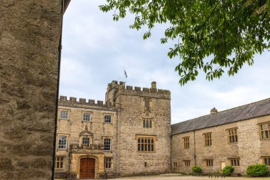 14 Haziran 2024 - Kendal, İngiltere: Sizergh Şatosu, İngiltere 'nin Cumbria ilçesindeki Helsington' daki arazi ve Tudor evi.