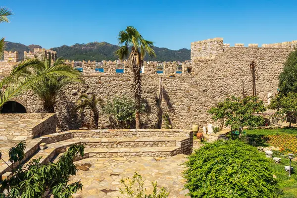 Marmaris, Türkiye - 24 Nisan 2024: Tarihi Marmaris Kalesi 'nin duvarları içinde.