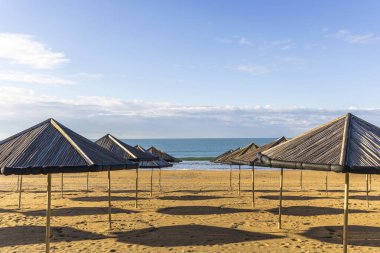 Kum plajı ve şemsiyeleri kış mevsiminde terk edilmiş.. 