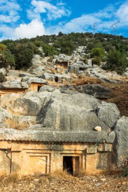 Antalya, Antalya 'daki Lymra Antik Kenti' ndeki Lymra ev tipi mezarların kalıntıları.