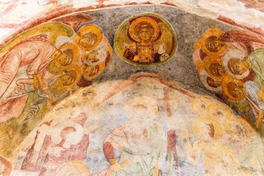 Zaman, antik Myra kentindeki antik Doğu Roma bazilikası St. Nicholas Kilisesi 'nde 12. yüzyıla ait freskleri tahrip etti, şimdi Türkiye' nin modern Demre kentindeki bir müze..