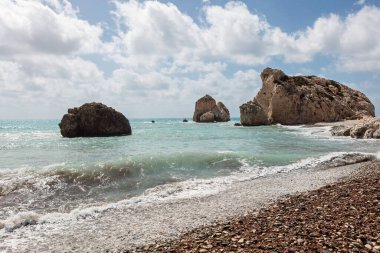 Deniz manzarası ile Petra tou Romiou, olarak da bilinen Afrodit Kayalıkları, Paphos, Kıbrıs için deniz yığını olduğunu.