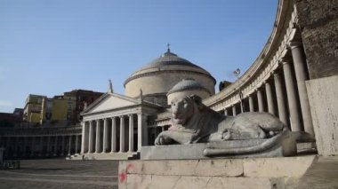 Napoli 'de bir bahar sabahı şafak vakti meydana gelen Piazza Plebiscito' nun detaylı görüntüsü