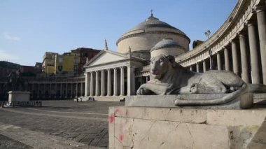 Napoli 'de bir bahar sabahı şafak vakti meydana gelen Piazza Plebiscito' nun detaylı görüntüsü