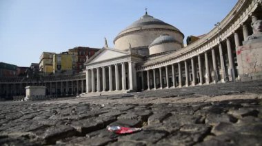 Napoli 'de bir bahar sabahı şafak vakti meydana gelen Piazza Plebiscito' nun detaylı görüntüsü