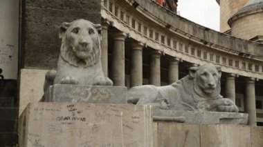 Napoli 'de bir bahar sabahı şafak vakti meydana gelen Piazza Plebiscito' nun detaylı görüntüsü