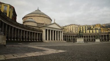 Napoli 'de bir bahar sabahı şafak vakti meydana gelen Piazza Plebiscito' nun detaylı görüntüsü